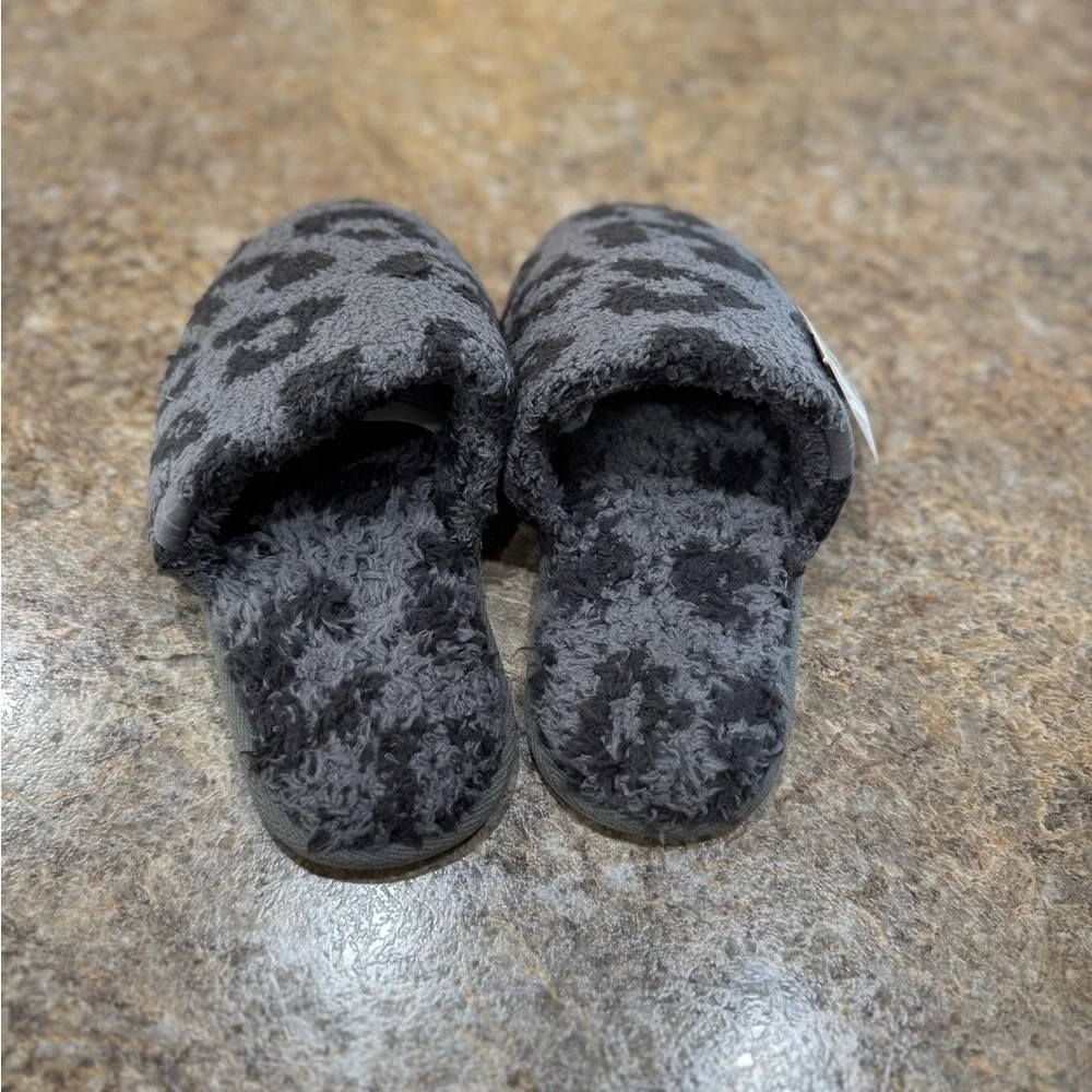 New Barefoot Dreams Girls CozyChic Leopard Slippers – Size Small (12/1y)